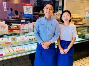 お揃いの青いエプロンが横浜のイメージにピッタリ