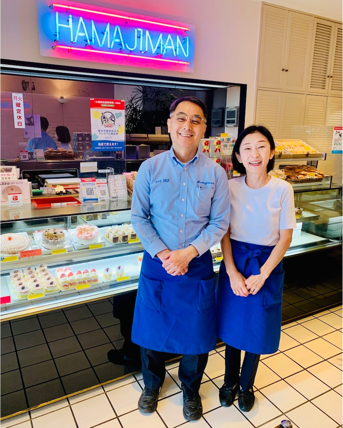 お揃いの青いエプロンが横浜のイメージにピッタリ