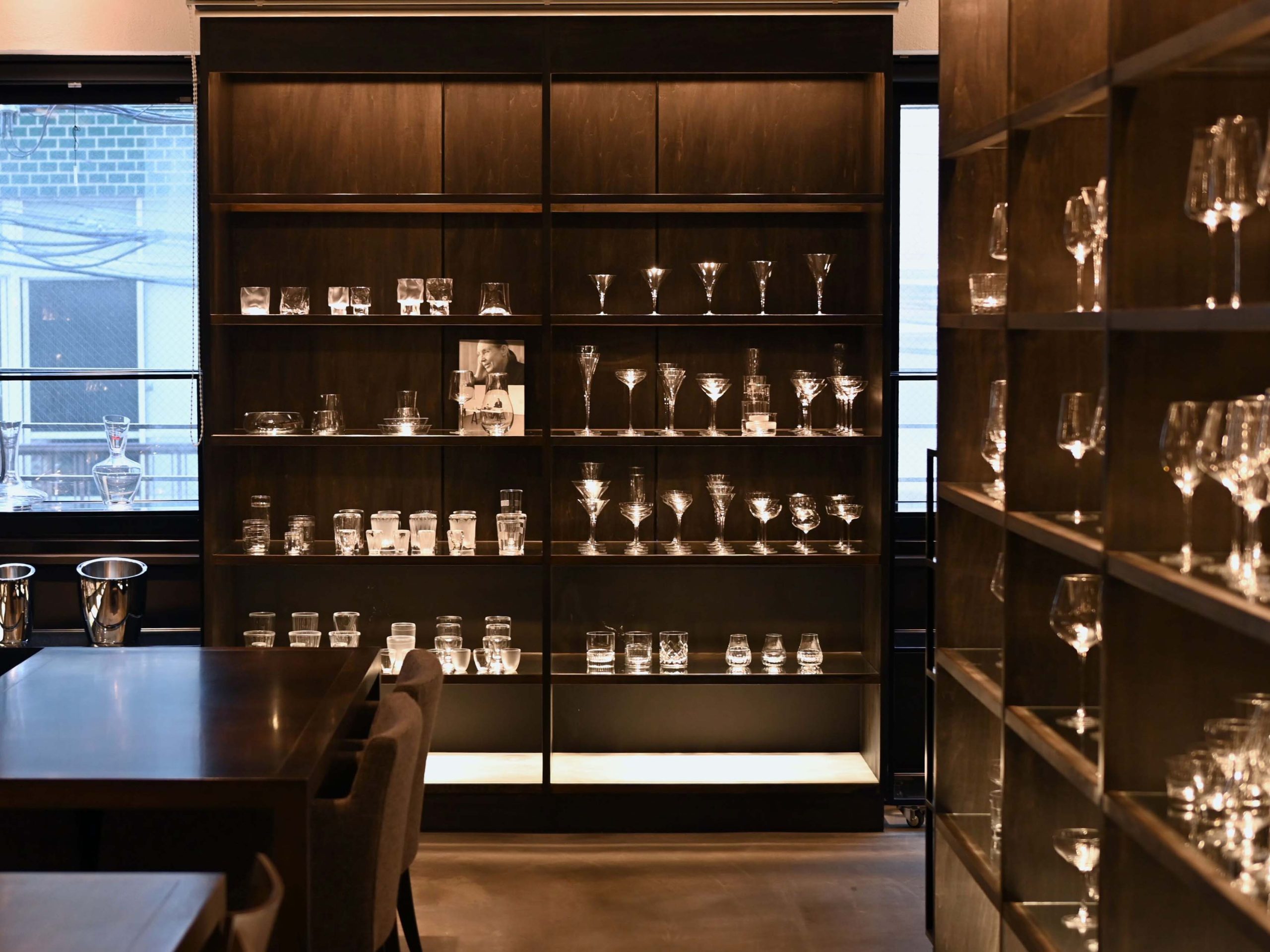 直営店の2階にある黒を基調としたプロ向けのショールーム。取り扱う全1800種類のグラスが美しく並ぶ様子は圧巻