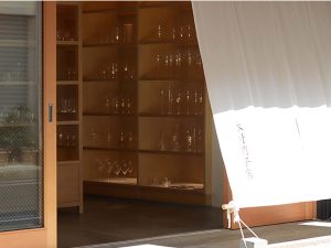 直営店の2階にある黒を基調としたプロ向けのショールーム。取り扱う全1800種類のグラスが美しく並ぶ様子は圧巻