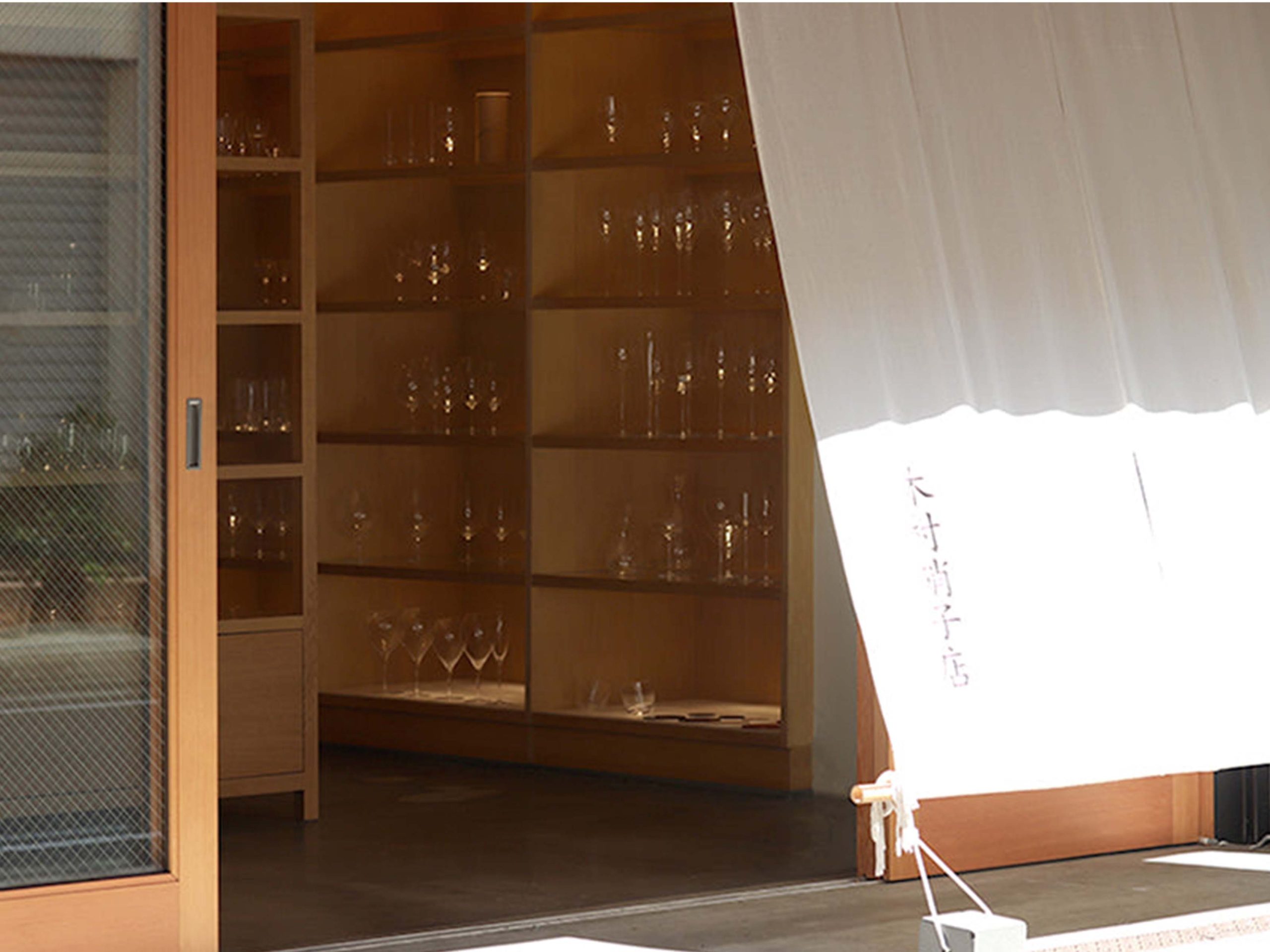 直営店の2階にある黒を基調としたプロ向けのショールーム。取り扱う全1800種類のグラスが美しく並ぶ様子は圧巻