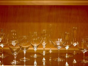 2階のショールームとは雰囲気を変え、木の温もりがあふれる１階の直営店。オリジナルブランドのほか、国内外の作家とのコラボ商品など、時々で商品を入れ替え販売している