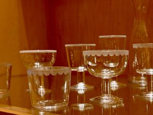 2021年に始まった木村氏と長年親交のあるガラス作家、辻和美さんとのコラボ「ZOOMER+シリーズ」。辻さんがデザインしたスケッチを木村硝子店のインハウスデザイナーが東京のガラス工場、そして切子職人とタッグして仕上げた