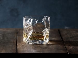 写真提供：木村硝子店 工芸工業デザイナー小松誠さんとの初コラボCOMシリーズ「クランプルオールド」が誕生したのは1980年。発売後、NY近代美術館（MOMA）から手紙が届き、永久コレクションの採用に至った。木村硝子店の名を世界に知らしめた記念すべき逸品