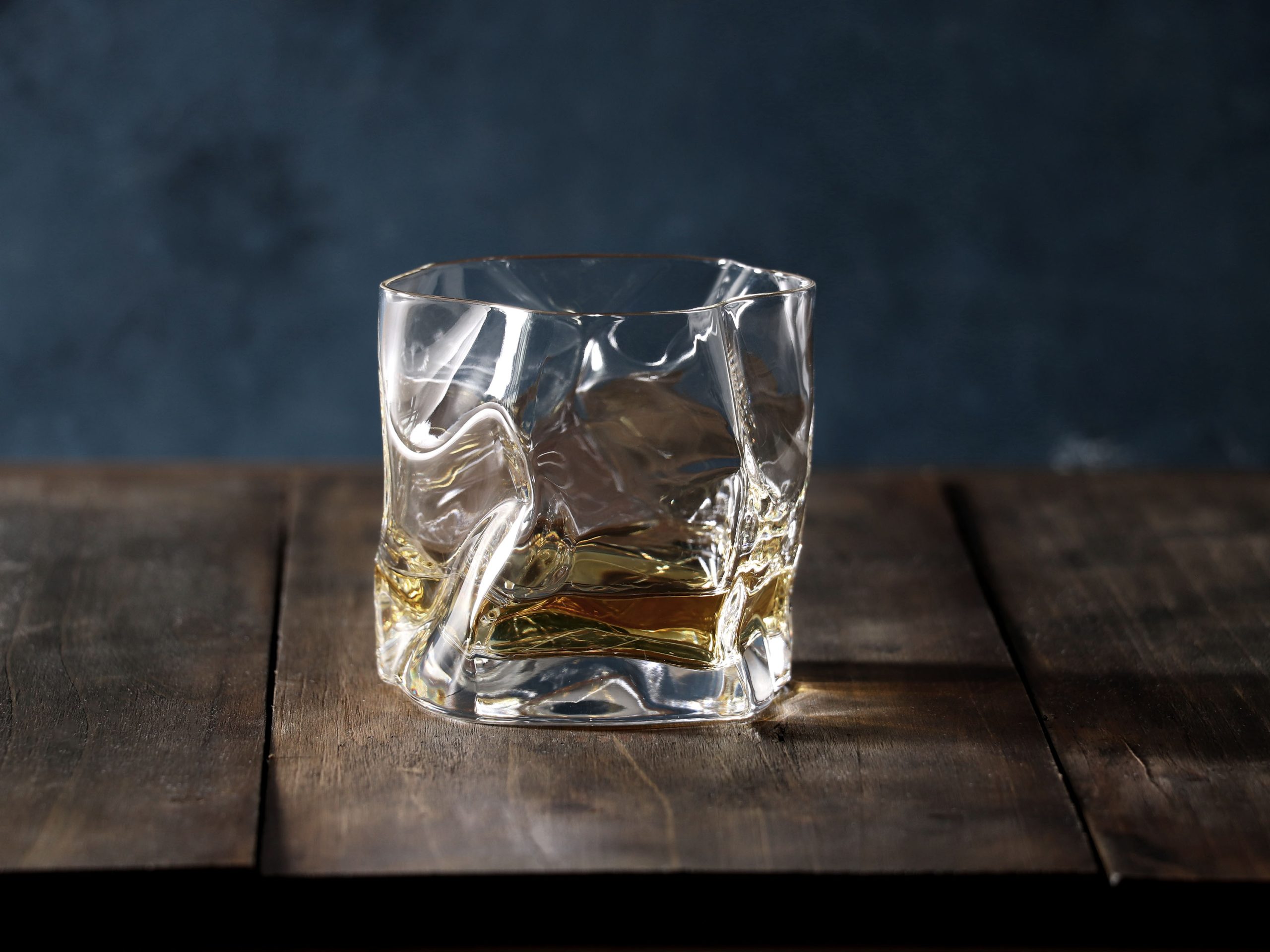 写真提供:木村硝子店工芸工業デザイナー小松誠さんとの初コラボCOMシリーズ「クランプルオールド」が誕生したのは1980年。発売後、NY近代美術館(MOMA)から手紙が届き、永久コレクションの採用に至った。木村硝子店の名を世界に知らしめた記念すべき逸品