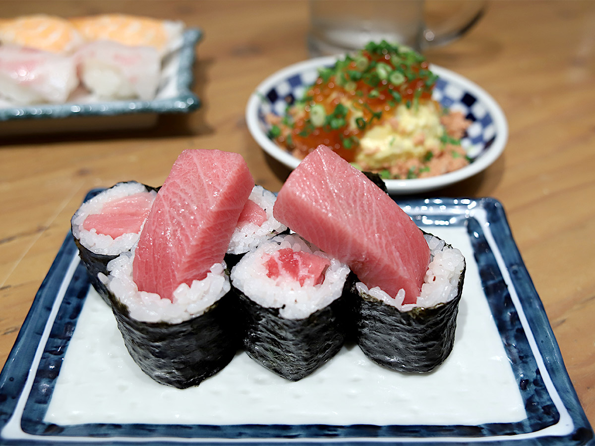 人気の秘訣は映えだけじゃない『すし酒場さしす』の「とろ鉄火巻き」[食楽web]