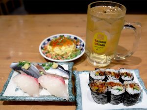 角ハイボール319円、鯛308円、秋刀魚にぎり 330円、アナゴきゅうり巻 462円