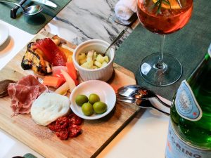 京都のおすすめ宿泊&街巡りスポット！『ヒルトン京都』の街の食堂のようなレストランにも注目