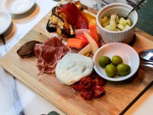 前菜の盛り合わせからランチスタート