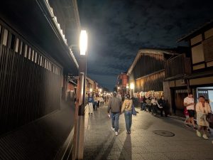 夜の花見小路通