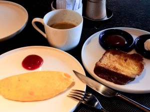 中がふわとろのオムレツには、トマトとチーズをトッピング