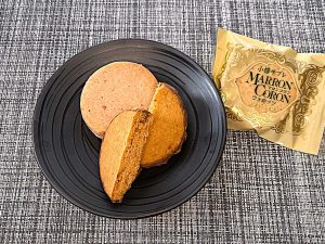 （手前）一番人気のアーモンド　280円。チーズやカカオ、抹茶などの種類も豊富です。三層のサブレ生地はくせになる美味しさ