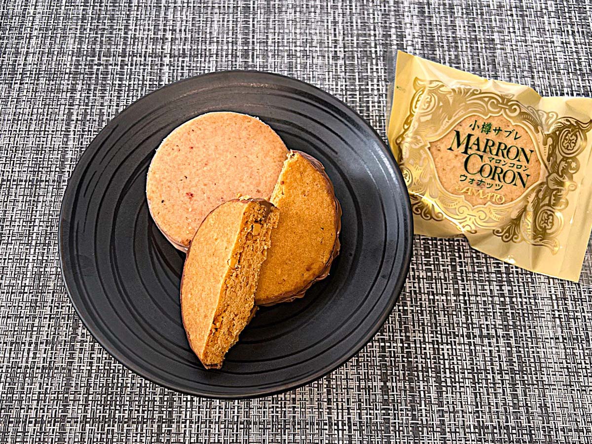 (手前)一番人気のアーモンド 280円。チーズやカカオ、抹茶などの種類も豊富です。三層のサブレ生地はくせになる美味しさ