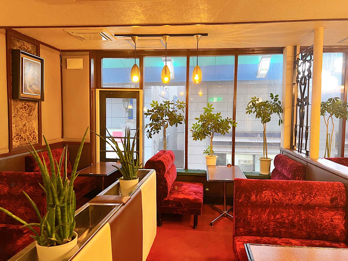 昔からほぼ変わらない喫茶室。テーブルや椅子も当時のもので。赤いビロードの椅子は製造が終了しており、修理しながら使用しているそう