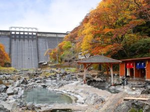 紅葉を見ながら温泉に入ることができる「砂湯」は、24時間無料開放
