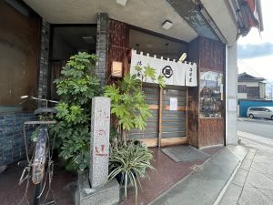 店頭には「札の辻」をモチーフにした石柱が。常に置いてある自転車がまた渋い