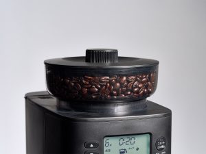 　累計出荷台数が120万台を突破したシロカの「カフェばこPRO」シリーズの最新リニューアルモデルが、2025年11月20日に登場します。それが「コーン式全自動コーヒーメーカー カフェばこPRO」。 　手間なく簡単に美味しいコーヒーを淹れられる機能性はそのままに、好みに合った“こだわりの一杯”を楽しめるようになりました。 　コーヒー豆の挽き目を細挽きから荒挽きまで無段階に調節でき、豆を挽く量に合わせて5段階の挽き時間の設定も可能。コーヒーを好みに合った濃度に仕上げることができます。