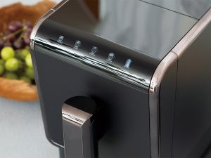 操作も本体上部の縁に並ぶアイコン表示をタッチするだけと非常にシンプル