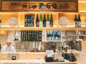 職人の手元が見えるL字カウンター