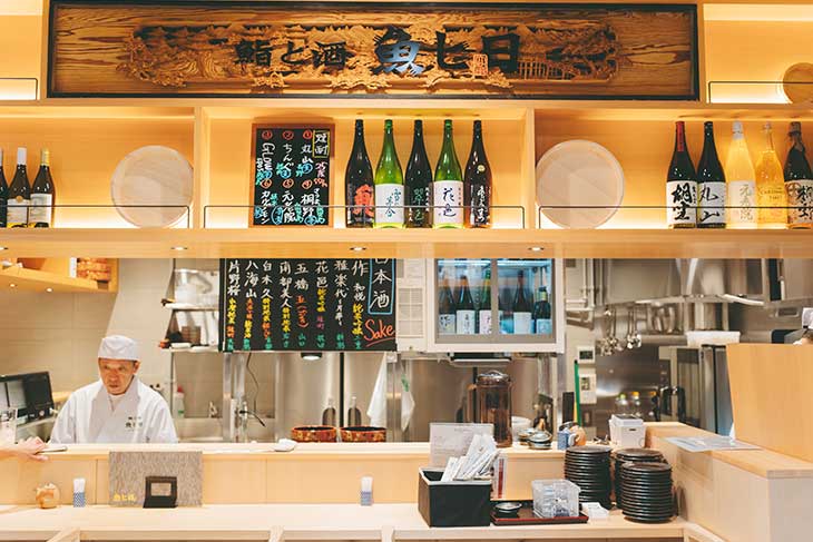 職人の手元が見えるL字カウンター