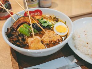 『北海道スープカレー Suage』パリパリ知床鶏と7種の野菜カレー [食楽web]