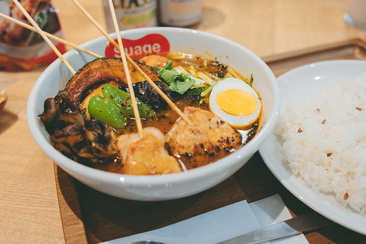 『北海道スープカレー Suage』パリパリ知床鶏と7種の野菜カレー [食楽web]