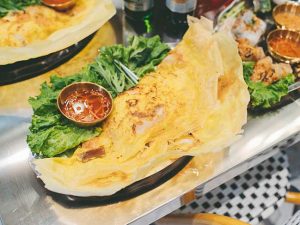 『バインセオサイゴン』もやしと海老と豚肉入りのバインセオ