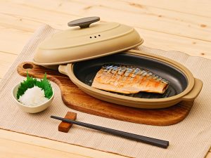 ラウンド型（6578円）とオーバル型（7678円）の2サイズで展開