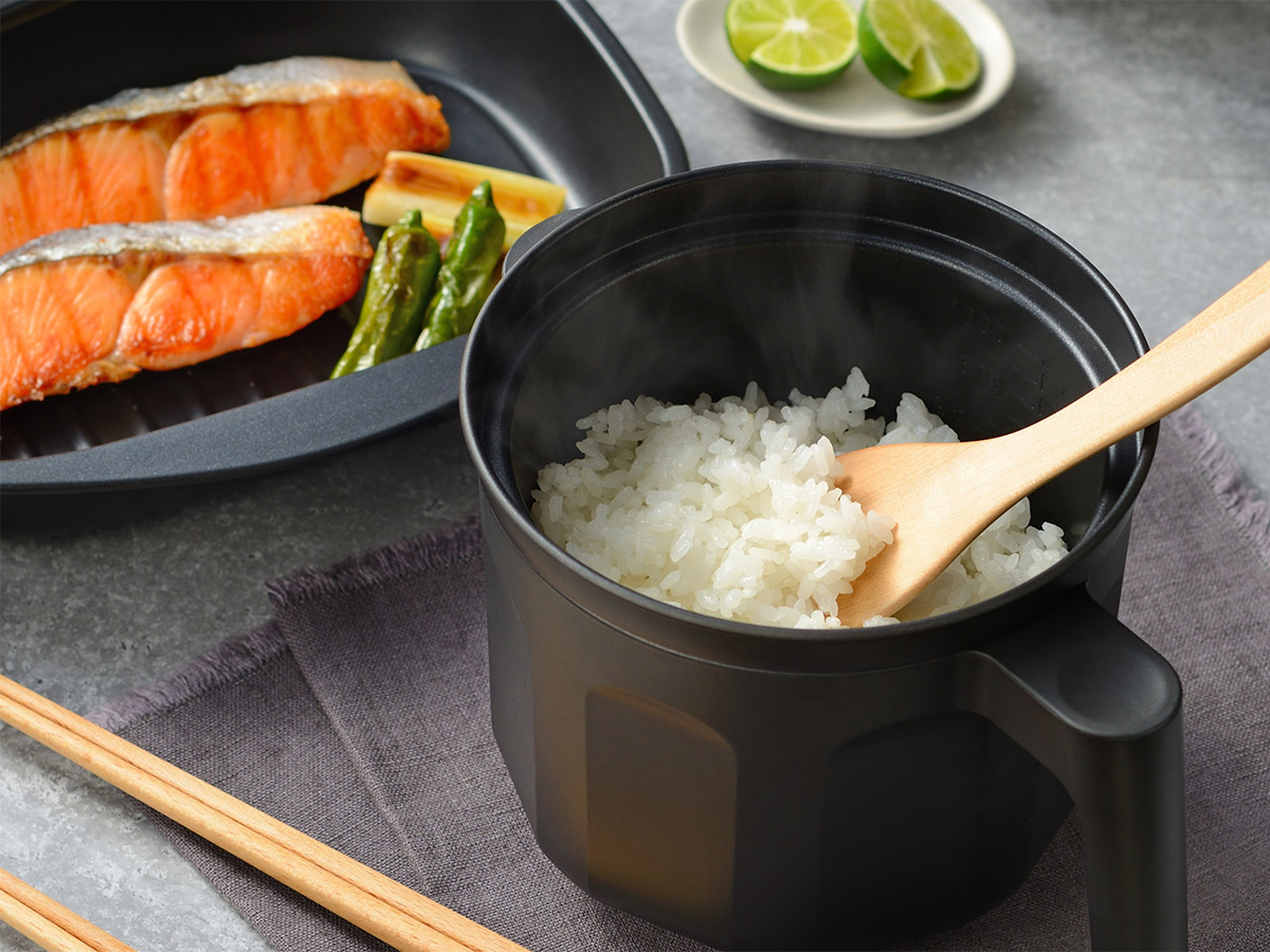 5800円。ケトル型で深さがあり、煮炊きに適した電子レンジ調理器です。