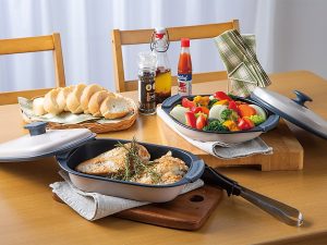 電子レンジの庫内形状に合わせられる「丸型」と「角型」（共に2980円）の2種類で展開