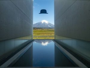 建物は建築家・高松伸が設計。館内からは水面に映る「逆さ大山」も [食楽web]