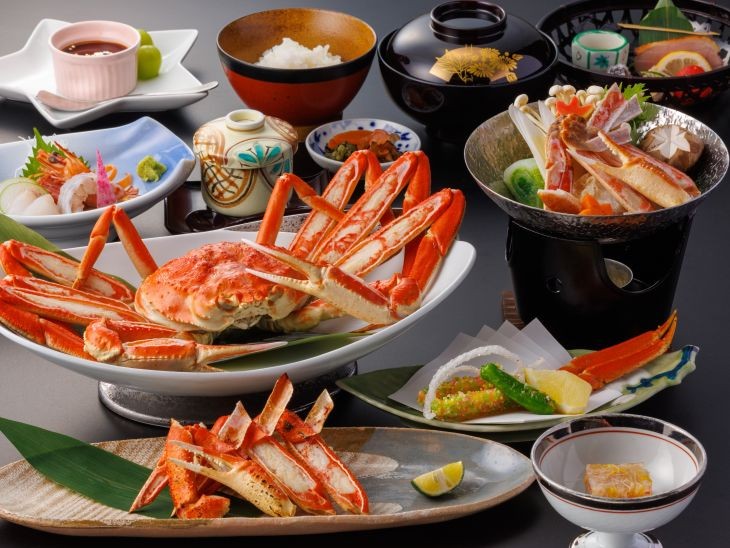 旬限定のズワイガニや料理長厳選の地元和牛などが味わえる贅沢な会席