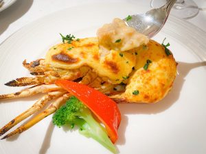 魚料理の伊勢海老はホワイトソースで