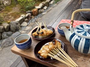 【京都】映画「国宝」のワンシーンにも登場！江戸から続く老舗甘味処で味わう「あぶり餅」の魅力とは