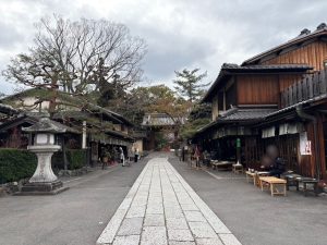 今宮神社の参道と、向かい合う2軒の老舗甘味処