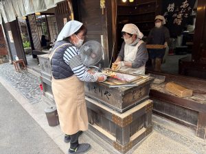 軒下で餅を炙る様子