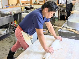 力強く麺を打つ白須さん。吉田のうどんのコシはこの力によって生み出される