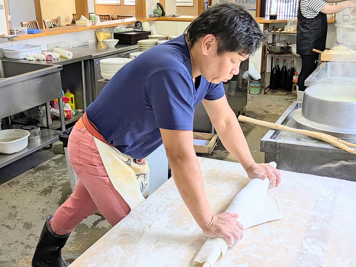力強く麺を打つ白須さん。吉田のうどんのコシはこの力によって生み出される
