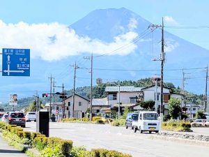 悠然と聳える富士山が、今日もお店を温かく見守る