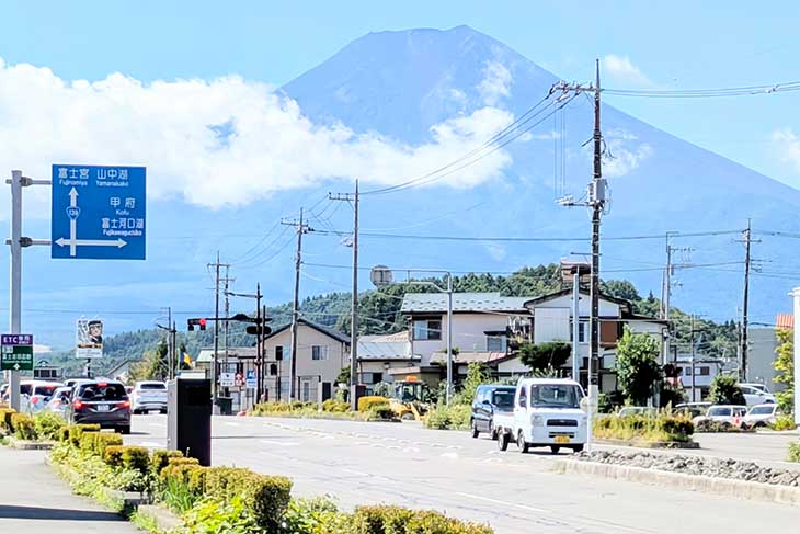 悠然と聳える富士山が、今日もお店を温かく見守る