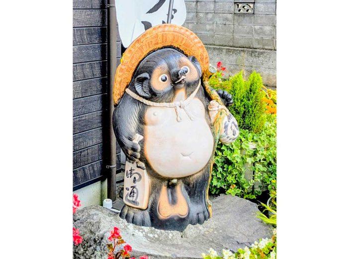 店先にある狸の置物。『白須うどん』の全てを見続けてきた歴史の証人でもある