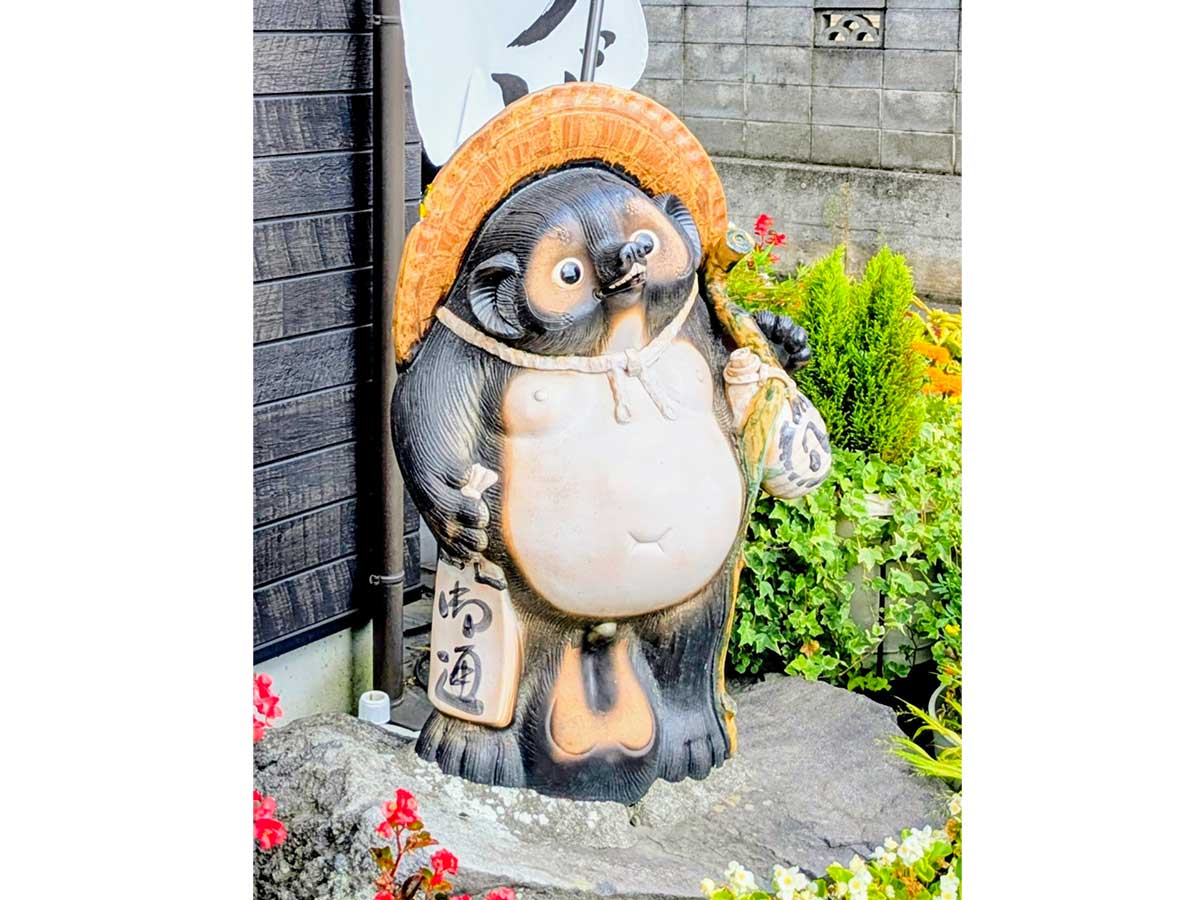 店先にある狸の置物。『白須うどん』の全てを見続けてきた歴史の証人でもある