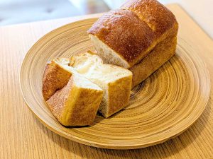 「うパン山食（テイクアウト）」500円、「うパン（1切れ・イートイン）」100円