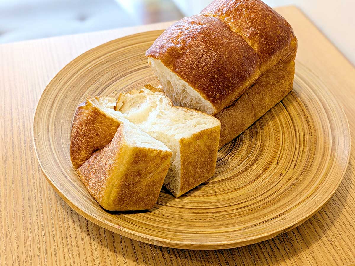 「うパン山食(テイクアウト)」500円、「うパン(1切れ・イートイン)」100円