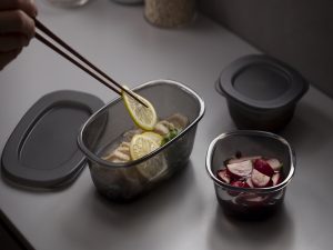 「うつわにもなる保存容器 250mL（2個セット）」1540円（税込）と「うつわにもなる保存容器 650mL（2個セット）」2420円