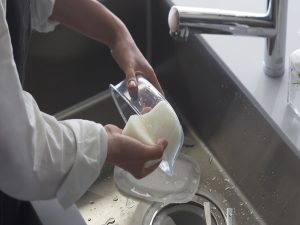 底がカーブを描き、料理はすくいやすく、スポンジは入りやすい