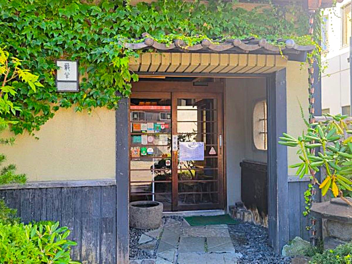 小樽駅から徒歩4分ほどの路地裏に佇む『小樽・蕎麦屋・籔半』の入り口。開店前から長い行列ができる