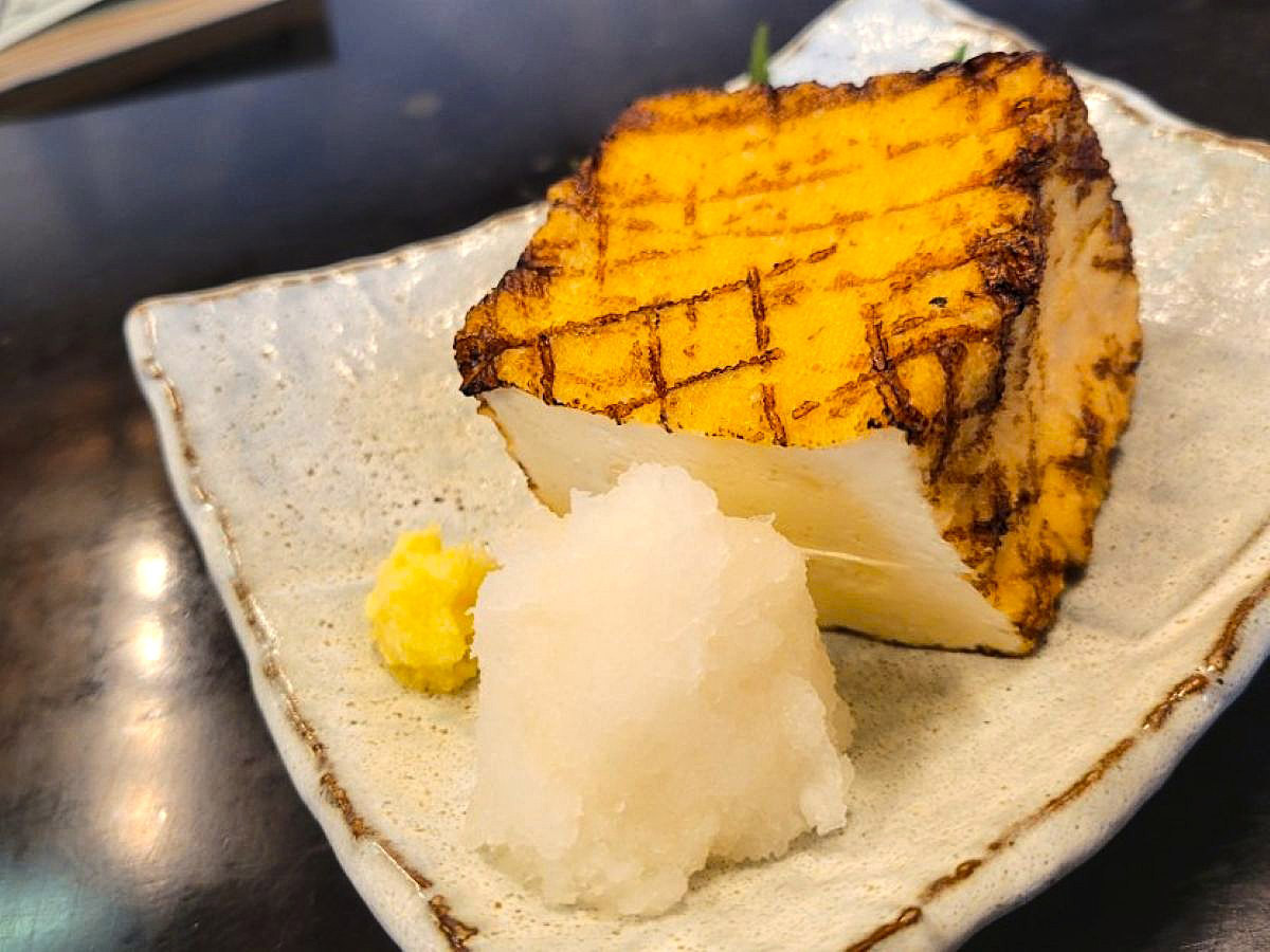 虎の模様に見立てて焼き目を付けた厚揚げ豆腐で藪半では定番人気の酒肴 「影虎」700円