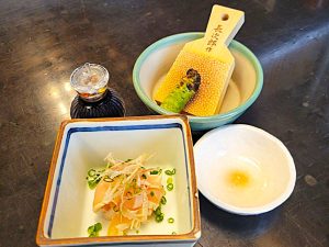 「鳥わさ」700円。若鳥のささ身を湯通しした刺身にすりおろしたワサビを添えていただきます