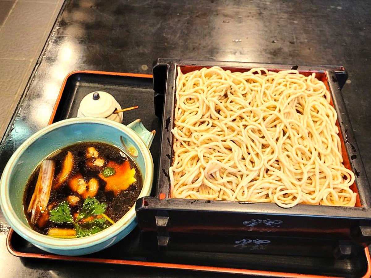 つけ汁に合鴨、長葱、三つ葉、生麩、柚子が入った合鴨せいろ(滝川産) 地物粉麵2,000円 並粉麺1,800円